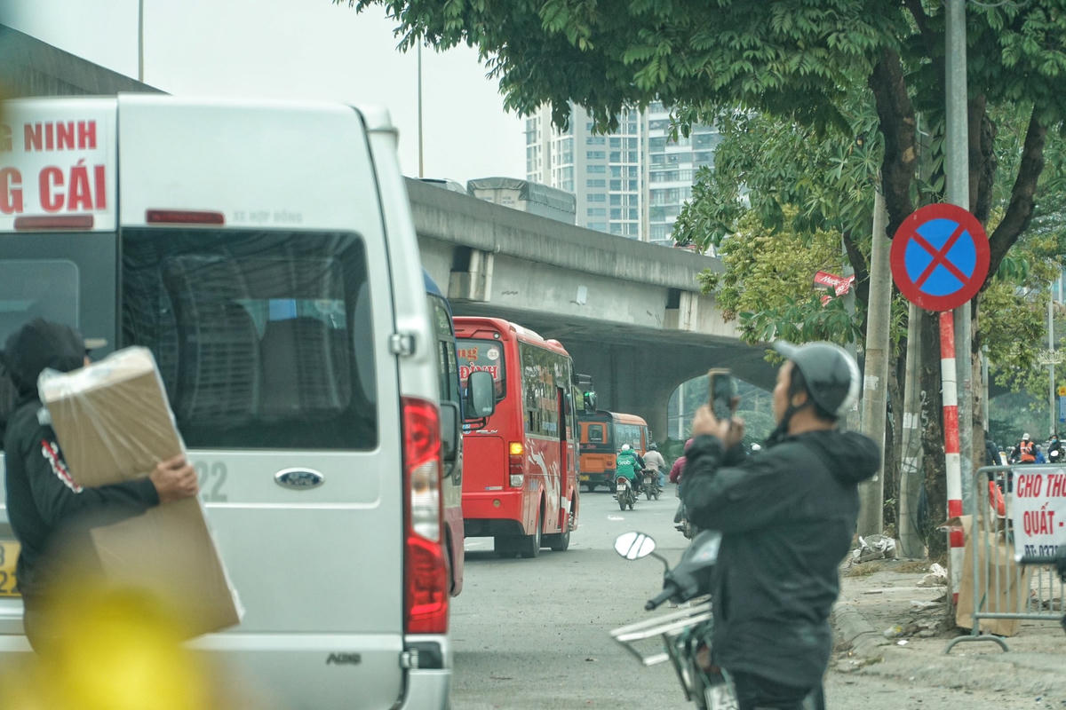 Hình ảnh nhà xe ngang nhiên dừng đỗ ngay cạnh biển cấm.