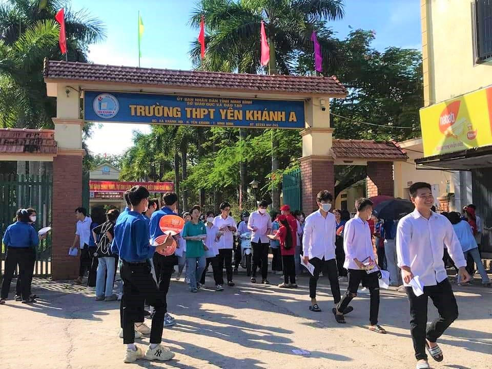 Thí sinh dự thi tốt nghiệp THPT Quốc gia năm 2023 tại điểm thi trường THPT Yên Khánh A.