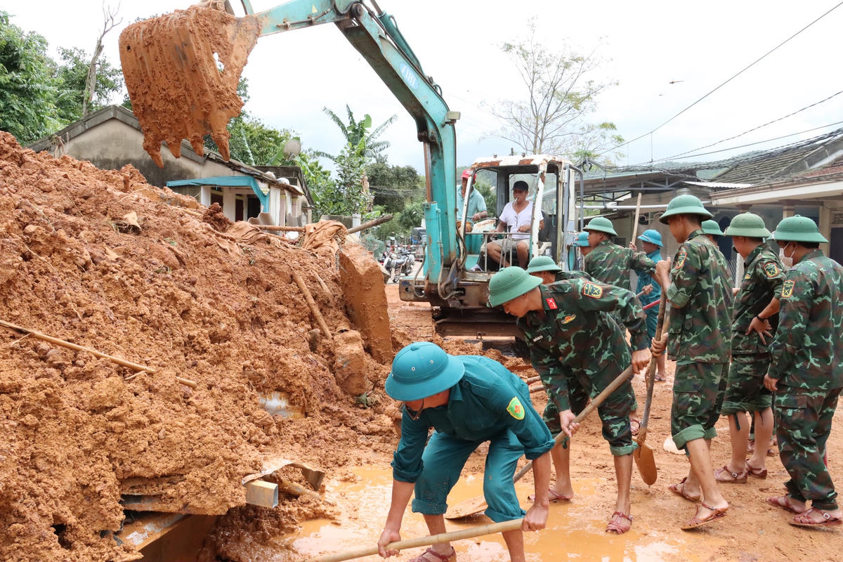 Lực lượng vũ trang giúp gia đình bà Nguyễn Thị Đào (huyện Phú Lộc, tỉnh Thừa Thiên Huế) có nhà bị sập do mưa lũ.