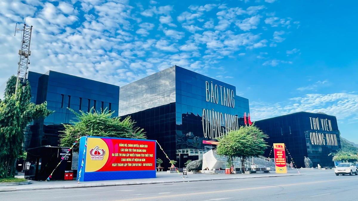 Các biểu trưng lớn được đặt tại khu vực Bảo tàng và Thư viện Quảng Ninh.