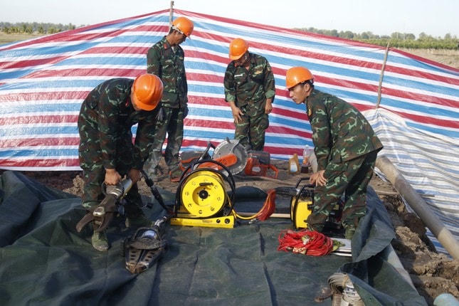 Thiết bị chuyên dụng được đưa đến hiện trường.