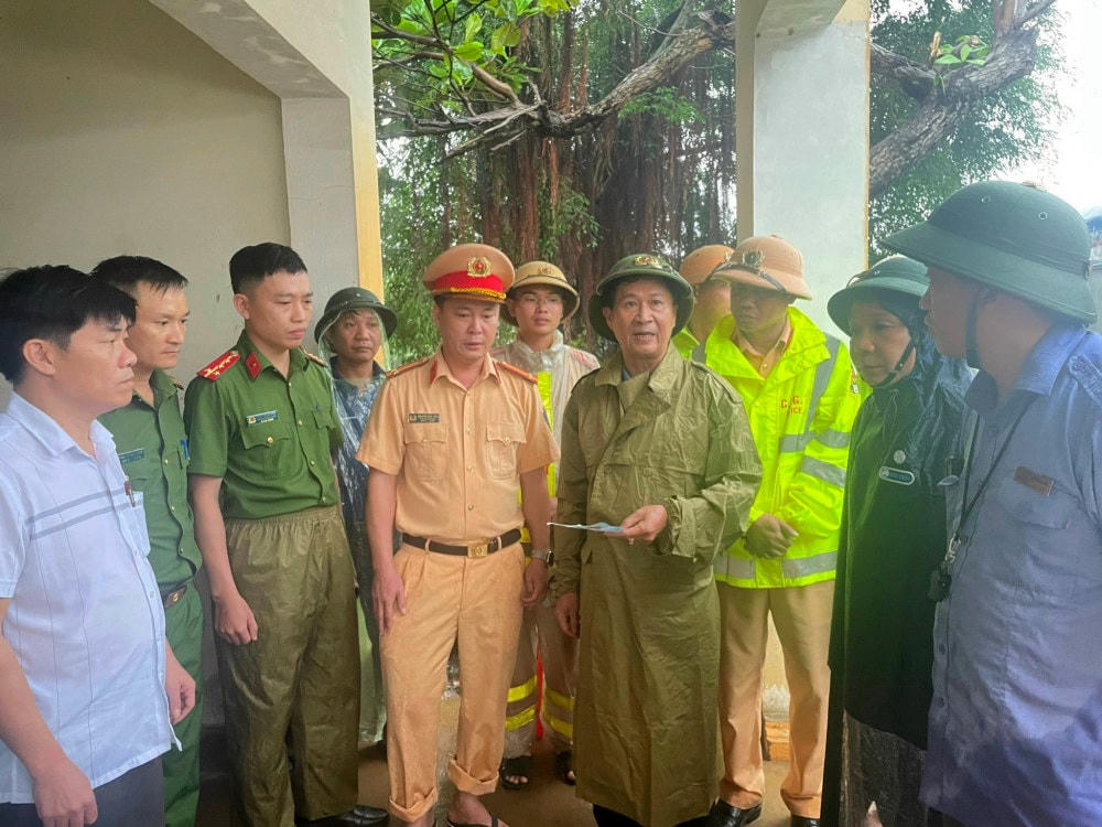 Đại tá Đặng Hoài Sơn, Phó Giám đốc Công an tỉnh Hà Tĩnh trực tiếp chỉ đạo phối lực lượng đảm bảo ANTT, hỗ trợ hành khách trong vụ sạt lở đường sắt Bắc - Nam (tại xã Đức Liên, huyện Vũ Quang).