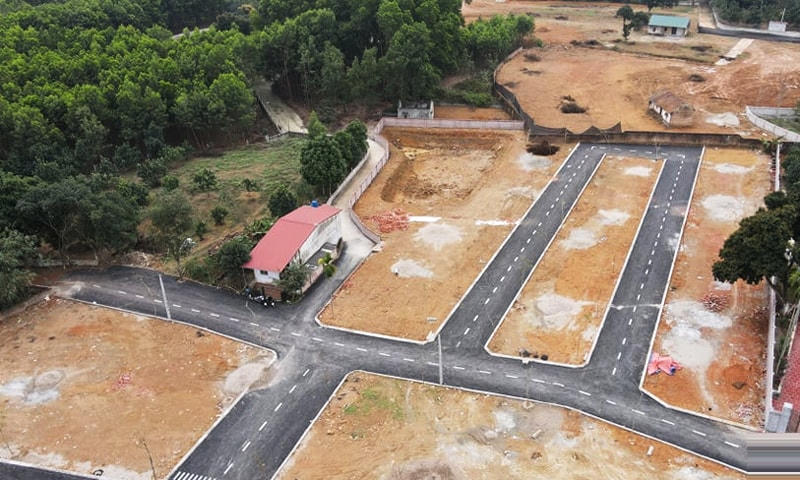 Sửa luật để siết chặt tình trạng phân lô, bán nền diễn ra tại nhiều địa phương thời gian qua. Ảnh: HNM.