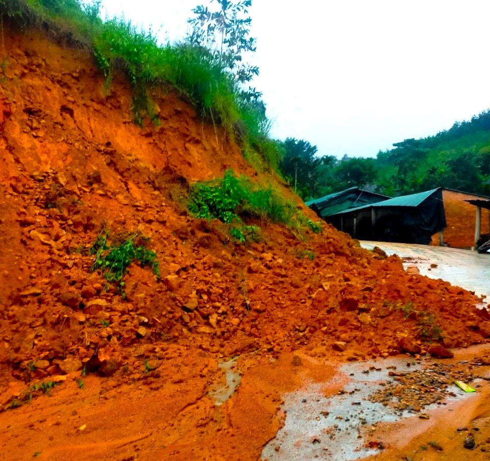 Đoạn đường đi vào Trường tiều học xã Sơn Dung, huyện Sơn Tây bị sạt lở.