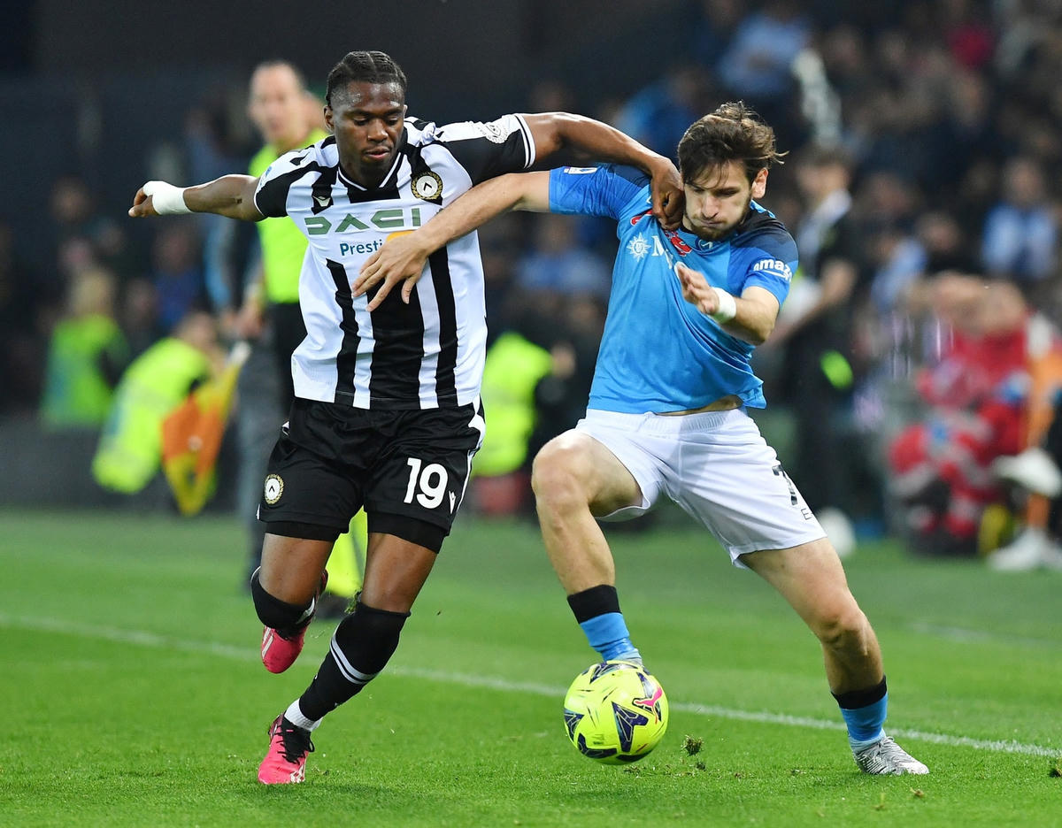 Napoli (áo xanh) chỉ cần 1 điểm trước Udinese để lên ngôi vô địch sớm 5 vòng đấu. Ảnh: Reuters.