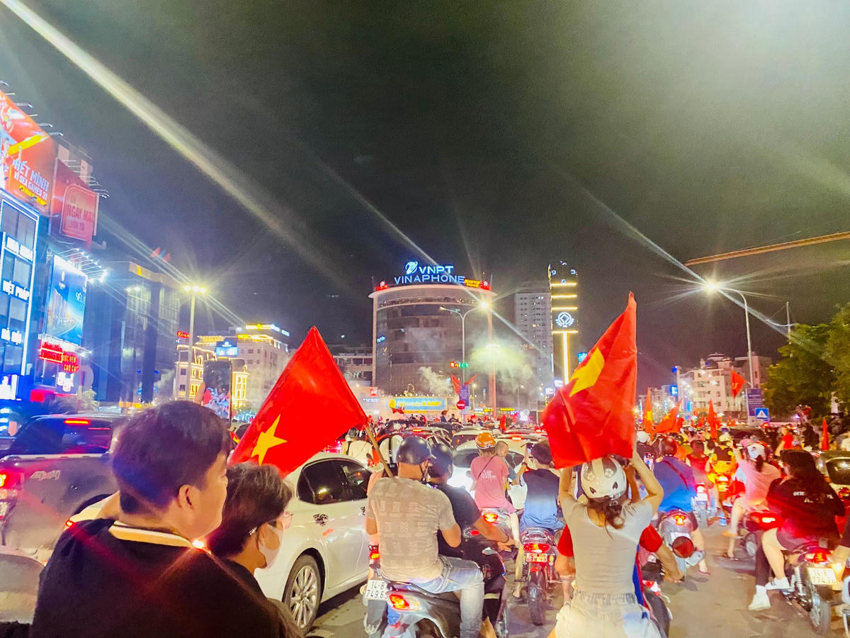 [ẢNH] Người hâm mộ đất Mỏ tràn ra đường mừng U23 Việt Nam vô địch