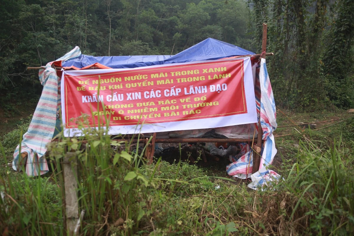 Người dân treo băng rôn 