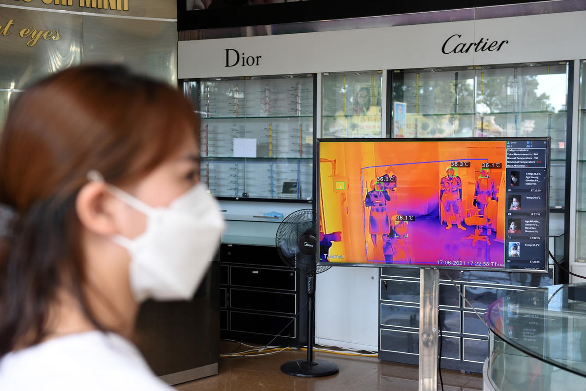 Bộ Y tế hướng dẫn giám sát bệnh đậu mùa khỉ tại cửa khẩu thông qua đo thân nhiệt, giám sát kiểm dịch viên y tế để phát hiện sớm ca bệnh. 
