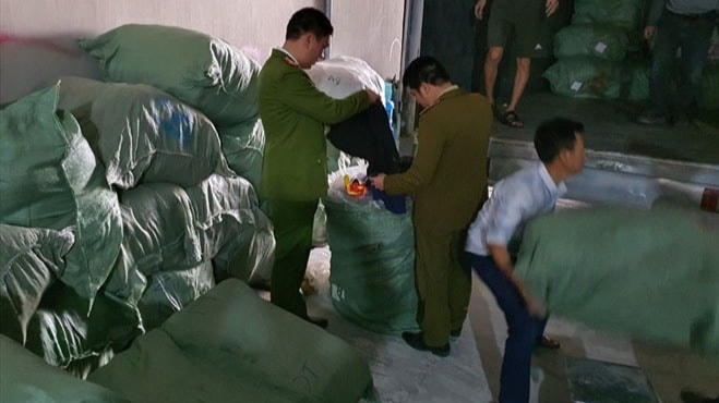 Lực lượng chức năng kiểm tra, thu giữ quần áo không rõ nguồn gốc xuất xứ. Ảnh minh họa.