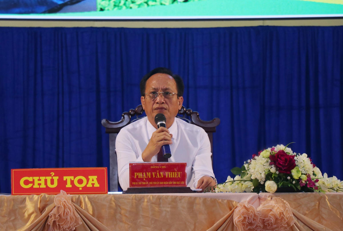 Chủ tịch UBND tỉnh Phạm Văn Thiều phát biểu tại buổi gặp gỡ đối thoại với nông dân.