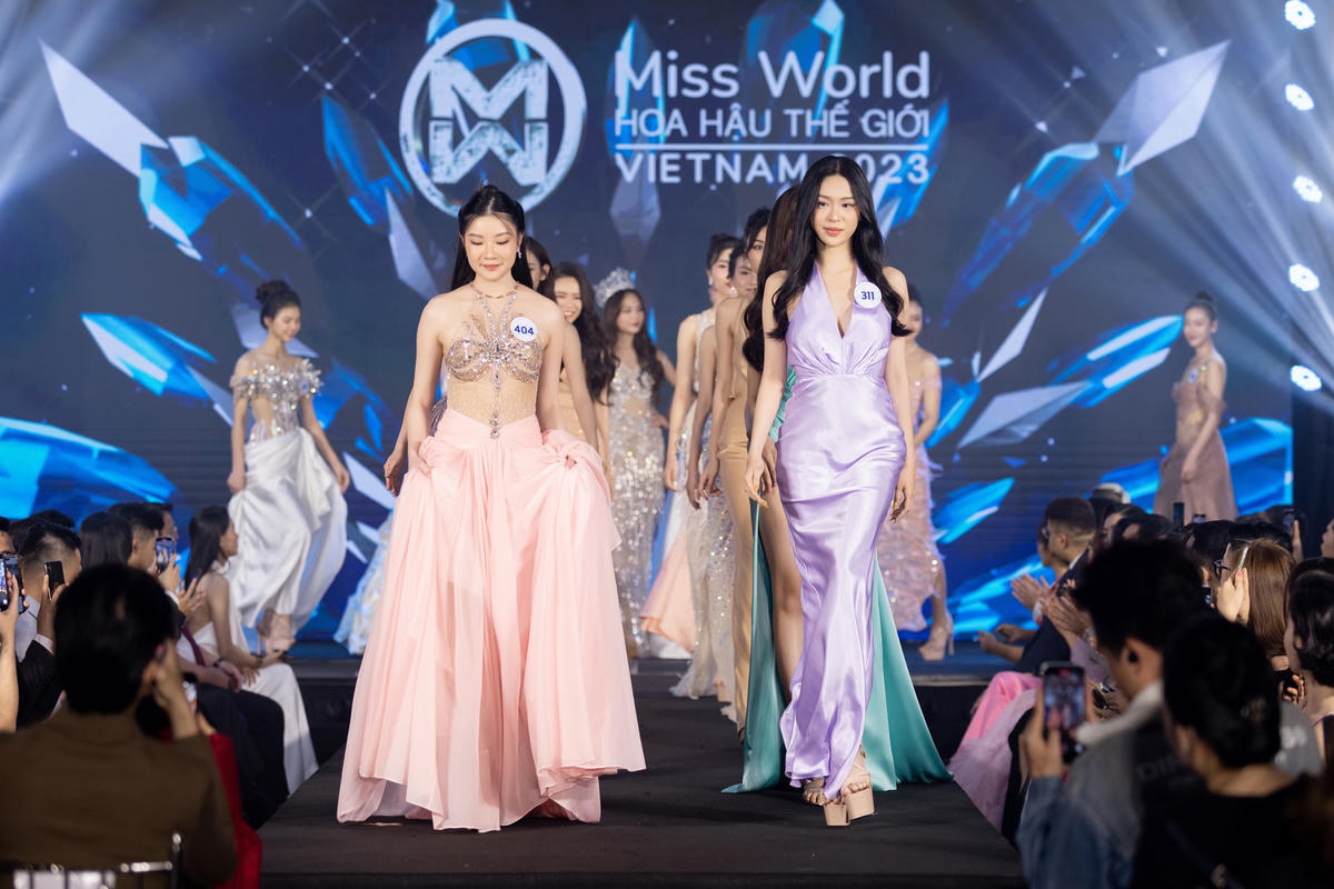 Lần đầu tiên 59 thí sinh Miss World Vietnam 2023 có màn trình diễn catwalk trong trang phục dạ hội thu hút sự quan tâm của cộng đồng yêu nhan sắc. 