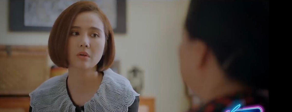 Trang ngượng ngùng khi nhắc về mối quan hệ với mẹ ruột. Ảnh: CMH. 
