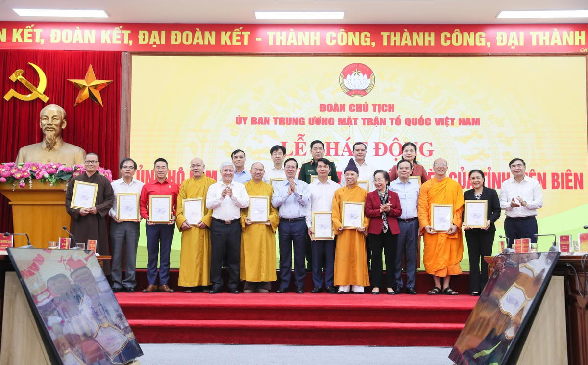 Chủ tịch nước Võ Văn Thưởng, Bí thư Trung ương Đảng, Chủ tịch UBTƯ MTTQ Việt Nam Đỗ Văn Chiến trao thư cảm ơn cho các tổ chức, cá nhân tại Lễ phát động ủng hộ làm nhà Đại đoàn kết cho hộ nghèo của tỉnh Điện Biên với chủ đề “Triệu tấm lòng yêu thương - Nghìn mái nhà hạnh phúc”. Ảnh: Quang Vinh.