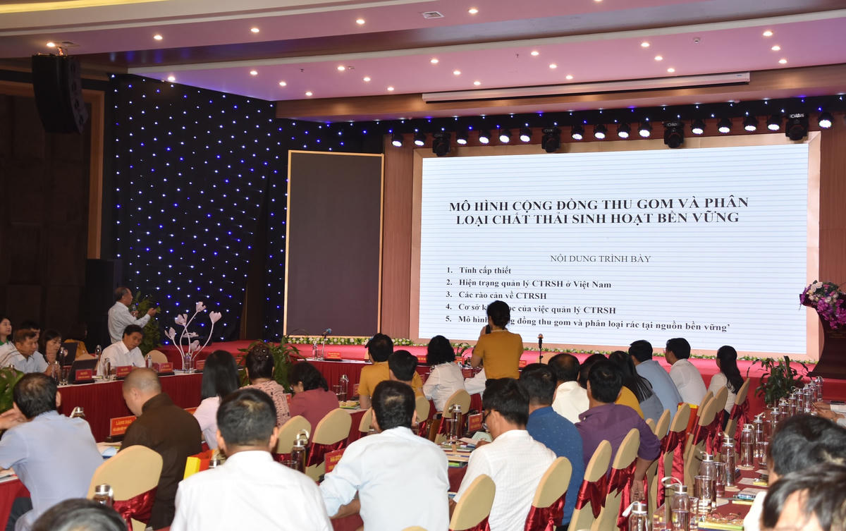 PGS.TS Lưu Đức Hải, Chủ tịch Hội Kinh tế Môi trường Việt Nam trình bày tham luận "Mô hình cộng đồng thu gom và phân loại chất thải sinh hoạt bền vững" tại Hội thảo.