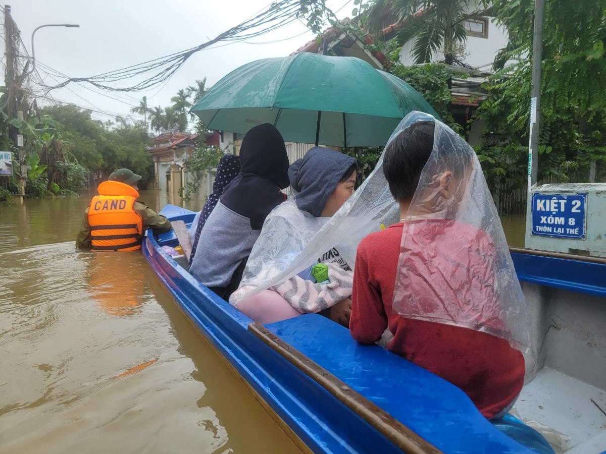 Người dân ở vùng thấp trũng được di dời đến nơi an toàn, trước diễn biến phức tạp của mưa lũ. Ảnh: T.H.