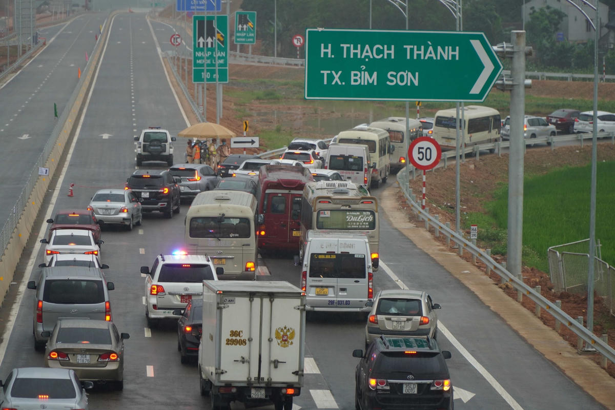 Ngay sau lễ cắt băng khánh thành, rất nhiều phương tiện di chuyển từ Hà Nội về quê trên tuyến cao tốc Mai Sơn – QL 45 gây tắc đường cục bộ tại nút ra Gia Miêu.   