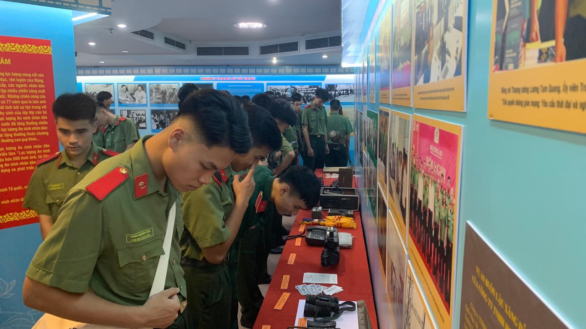 Học viên các trường Công an nhân dân tham quan triển lãm. Ảnh: Thu Quỳnh.