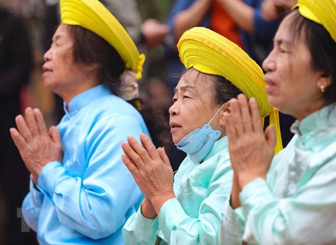 Người dân địa phương đến đền Trần từ sớm ngày 4/2 để dâng hương, dâng lễ. Ảnh: Minh Quyết/TTXVN.