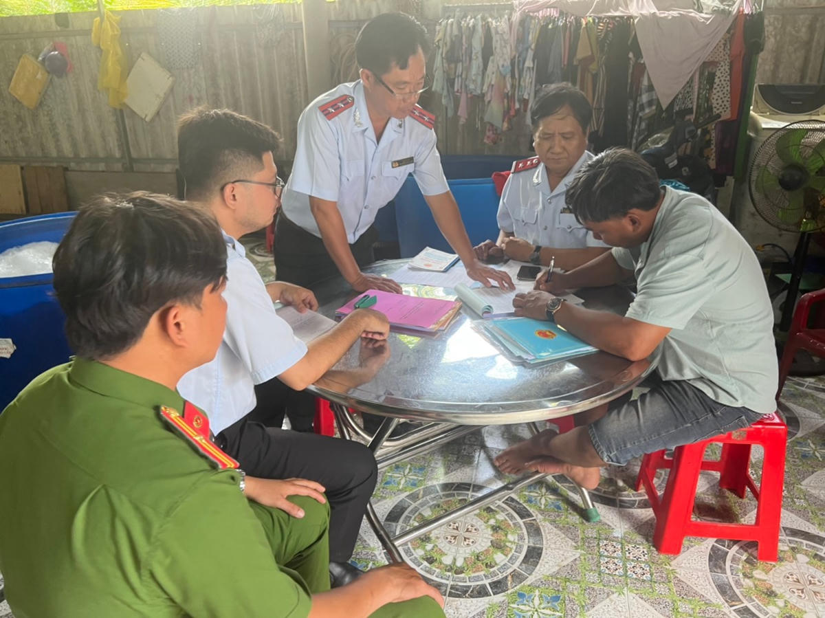 Lực lượng chức năng tiến hành lập biên bản, thu giữ một số tang vật để xử lý theo quy định của pháp luật.    