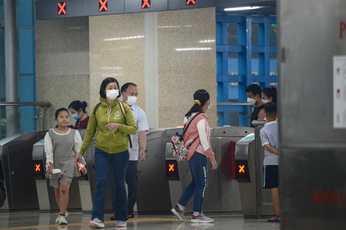 Thời gian gần đây, lượng hành khách lựa chọn tàu Cát Linh - Hà Đông làm phương tiện di chuyển ngày càng tăng. Vào giờ cao điểm, cứ 6 phút lại có một đoàn tàu cập ga, với sức chở tối đa 960 người/đoàn.