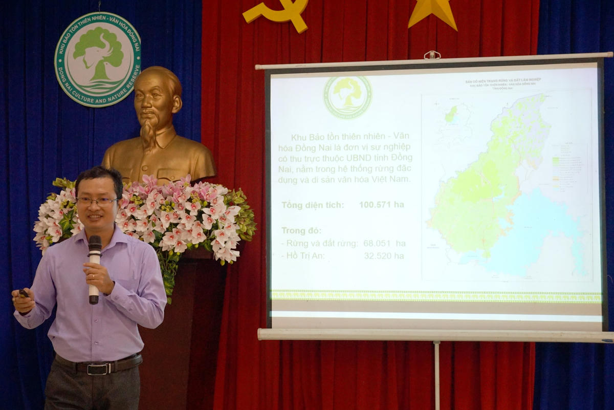 Lãnh đạo Khu Bảo tồn Thiên nhiên - Văn hóa Đồng Nai giới thiệu đến các tình nguyện viên, những người yêu thiên nhiên, các em học sinh trường THCS Mã Đà về sự đa dạng sinh học của nơi này. (Ảnh: Mạnh Thìn).