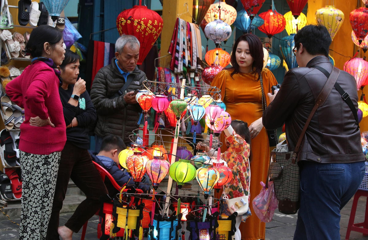 Khách du lịch lựa chọn mua lồng đèn.