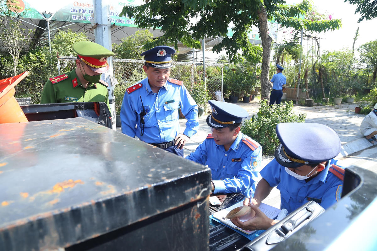 Lực lượng chức năng lập biên bản xử lý các chủ phương tiện xe và đề nghị tháo dỡ những phần cơi nới thành thùng.