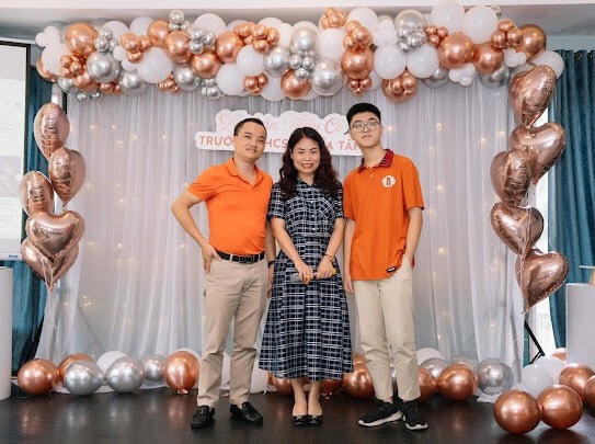 Khải Minh (bên phải) chụp ảnh lưu niệm cùng bố (bên trái) và cô giáo chủ nhiệm Bùi Thị Nga. Ảnh: Nhân vật cung cấp.  