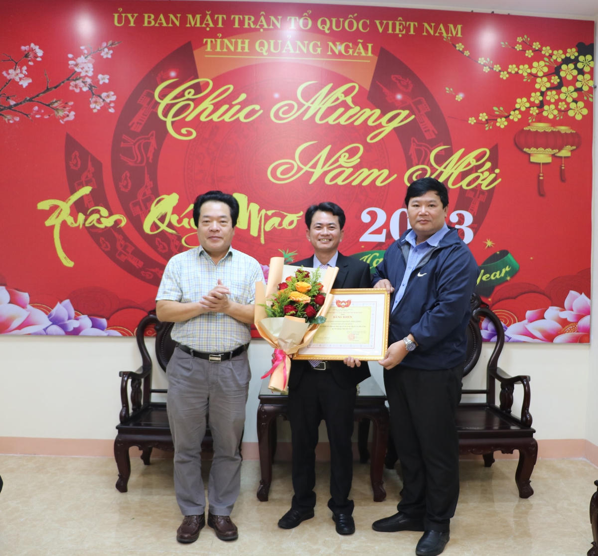 Đại diện Uỷ ban MTTQ Việt Nam tỉnh trao tặng Bằng khen cho đơn vị tài trợ.