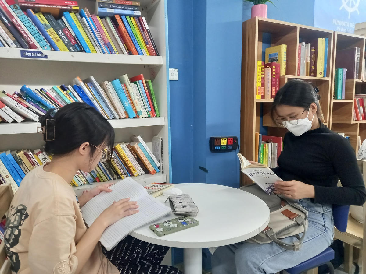 Nhiều bạn trẻ đọc sách tại thư viện miễn phí tại 66 Chùa Láng (Đống Đa, Hà Nội).