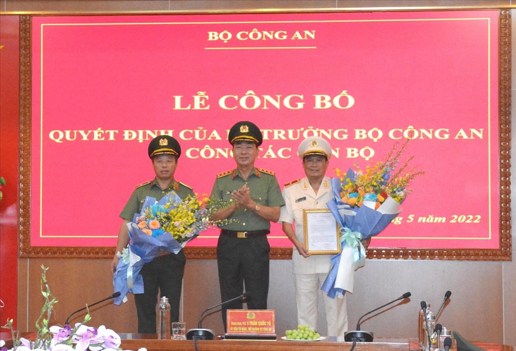 Thứ trưởng Trần Quốc Tỏ tặng hoa chúc mừng Thiếu tướng Phan Xuân Tuy; trao Quyết định và tặng hoa chúc mừng Thiếu tướng Đoàn Minh Lý.