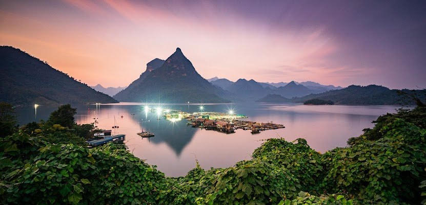 Khu nuôi cá lồng với nhiều loại đặc sản như: Chiên, bỗng, anh vũ,... luôn được du khách thích thú tìm đến trên hành trình du thắng hồ sinh thái Lâm Bình.