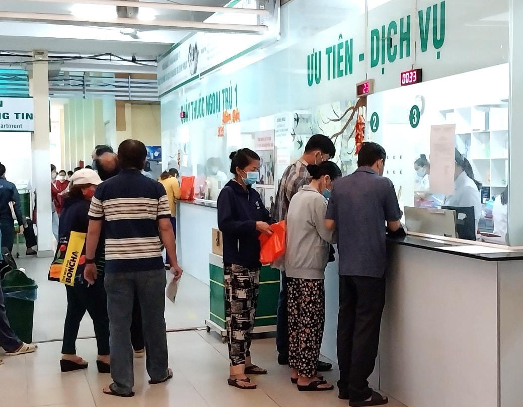Người bệnh gặp khó khăn khi các bệnh viện thiếu vật tư y tế.