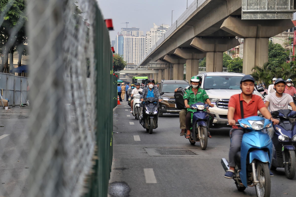  Ông Trần Hữu Bảo - Phó Giám đốc Sở GTVT Hà Nội cho biết: "Ban đầu chúng tôi dự kiến rào chắn từ ngày 8/6, tuy nhiên để tránh ảnh hưởng tới người dân lưu thông trong ngày làm việc, chúng tôi đã điều chỉnh ngày bắt đầu vào cuối tuần, lưu lượng phương tiện lưu thông giảm nhiệt hơn để theo dõi, điều chỉnh cho phù hợp trước ngày cao điểm đầu tuần người dân đi làm trở lại".