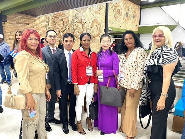 Đoàn đại biểu UBTW MTTQ Việt Nam chụp ảnh với các đại biểu tỉnh Santiago, Cuba (quê hương của Chủ tịch Fidel Castro) dự Đại hội lần thứ X CDR.