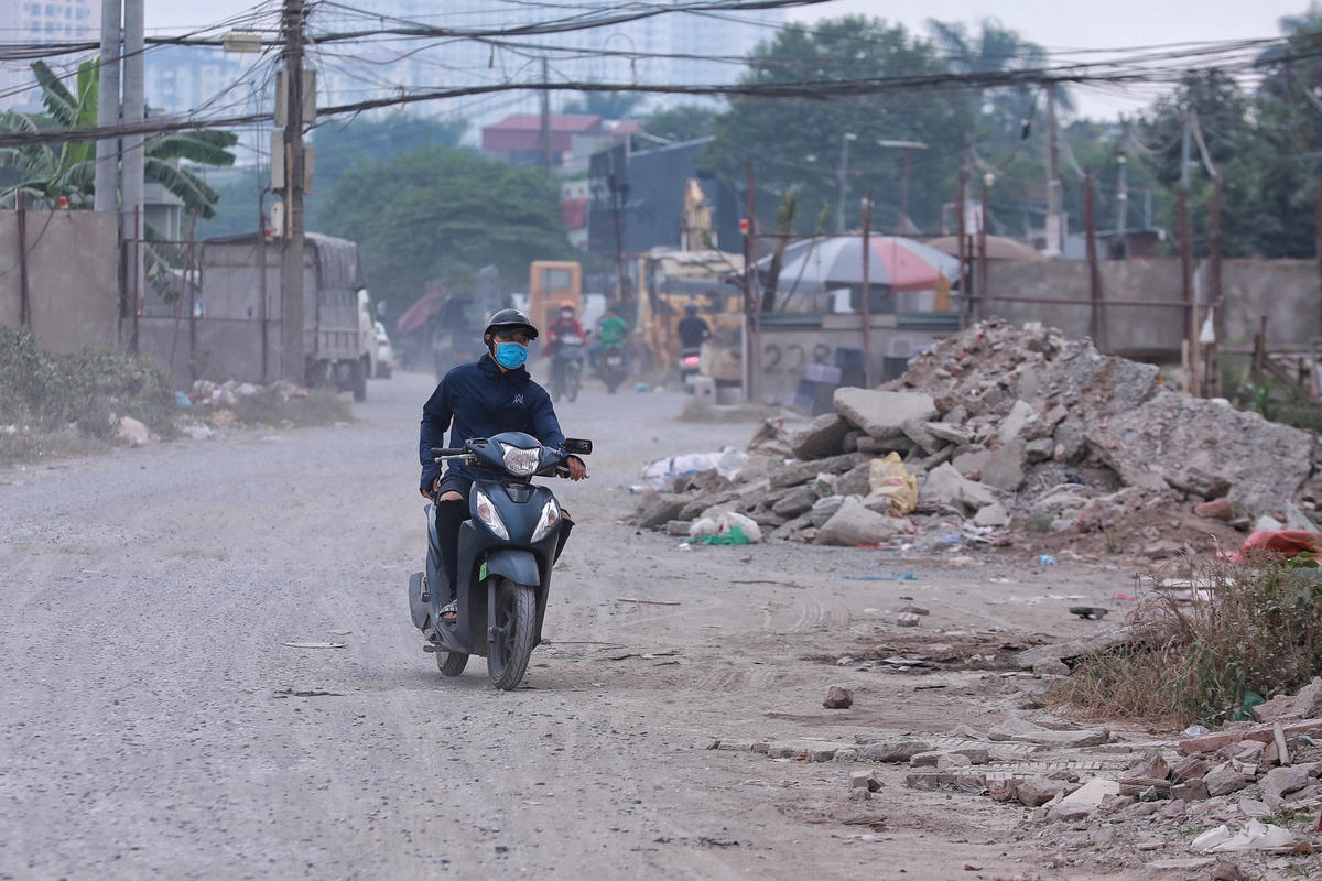 Dù sau 13 năm thi công nhưng đến nay dự án vẫn ngổn ngang người dân di chuyển rất khó khăn, những đống phế thải vẫn chất đống tiềm ẩn nguy cơ mất ATGT.