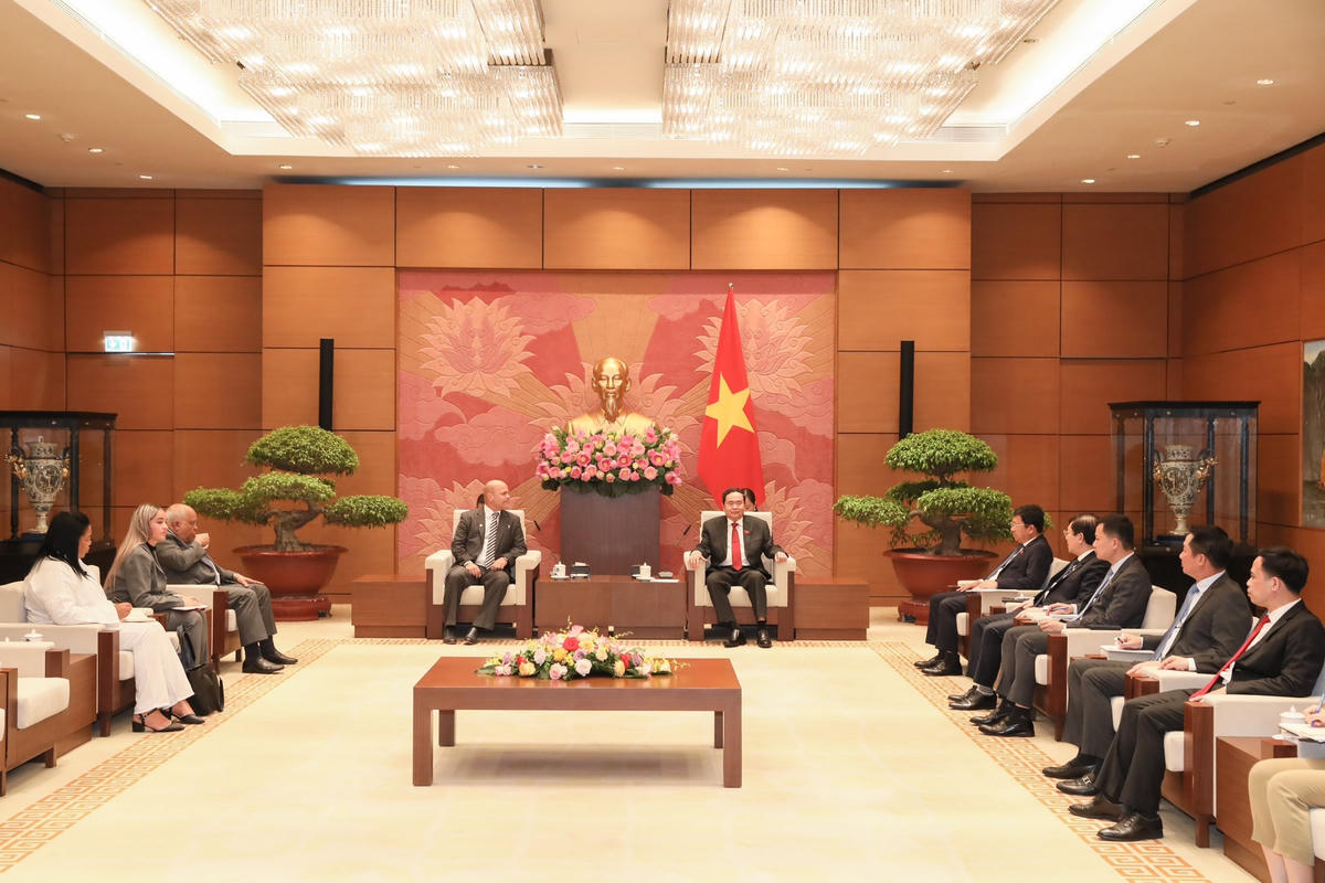 Phó Chủ tịch Thường trực Quốc hội Trần Thanh Mẫn trao đổi với Chủ tịch Ủy ban Bảo vệ Cách mạng Cuba Gerardo Hernandez Nordelo. Ảnh: Quang Vinh.
