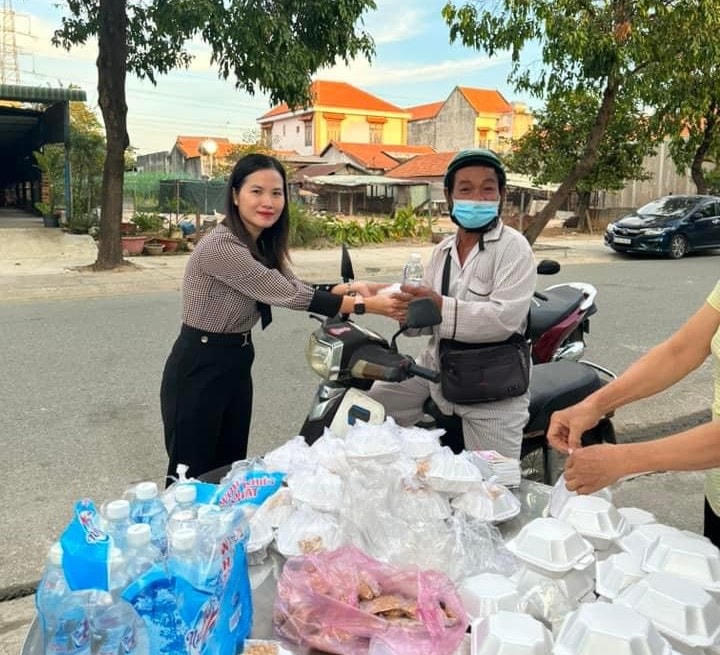 Phát phần ăn sáng miễn phí từ mô hình “Buổi sáng ấm áp” và mô hình “Nhận yêu thương và trao yêu thương”.