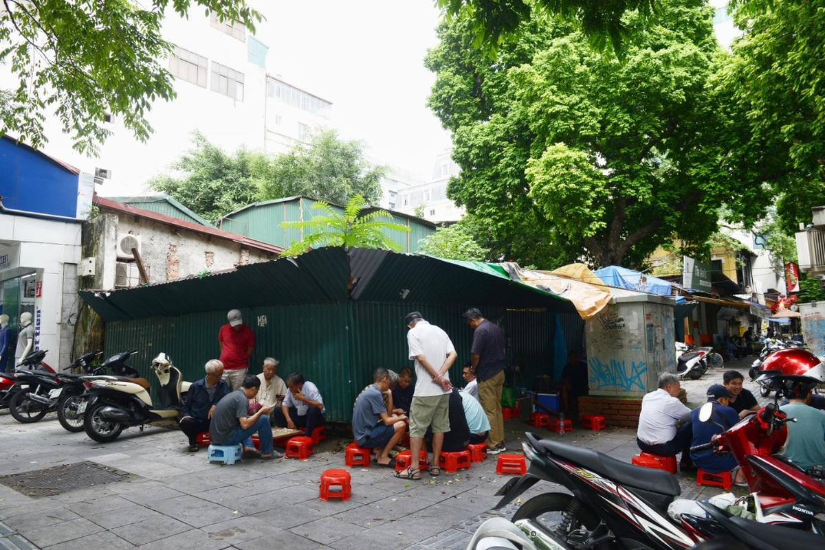 Khu vực những hộ dân nhận đền bù và chuyển đi ở ngã tự Ngô Quyền - Trần Hưng Đạo đã được rào tôn xung quanh, trở thành khu vực bán trà đá, nước giải khát.