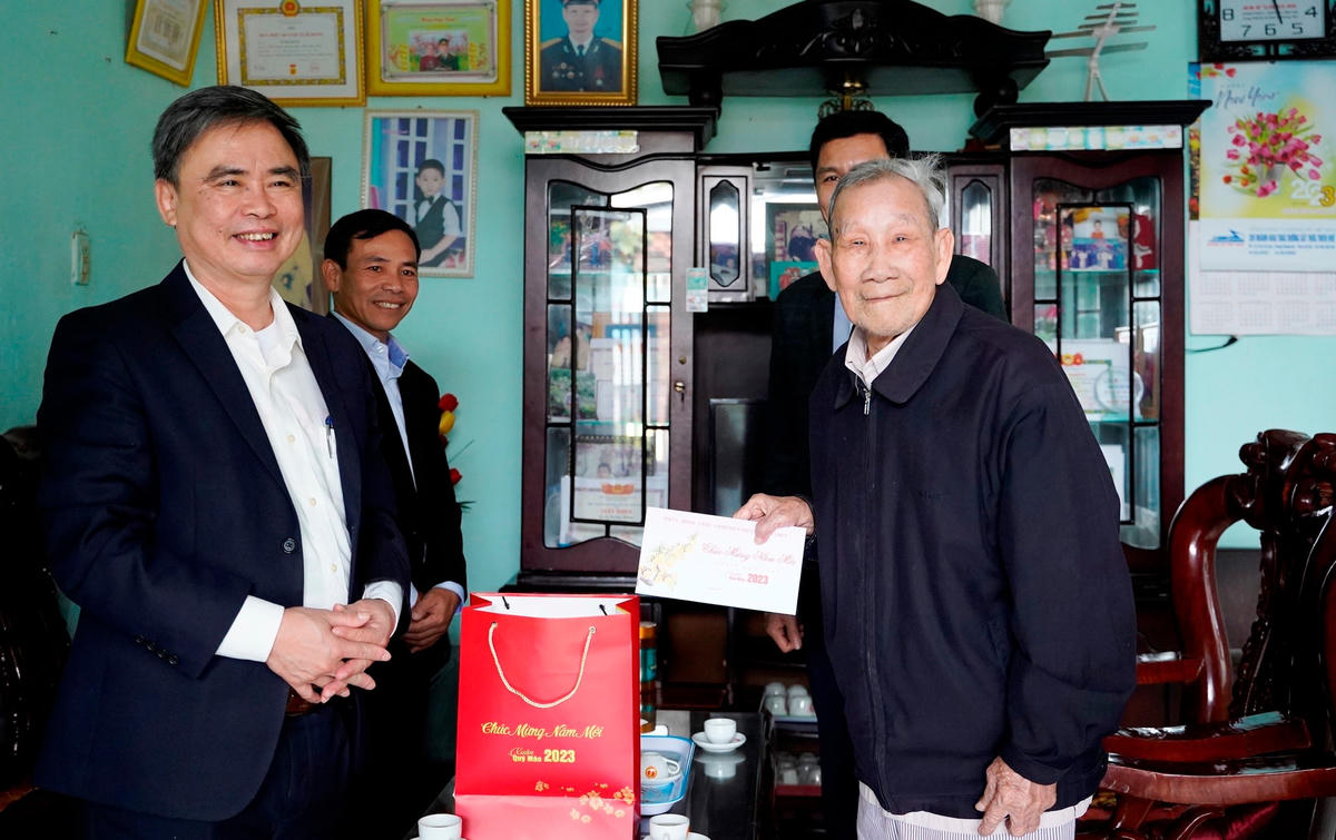 Bí Bí thư Thị ủy Lê Ngọc Sơn thăm, tặng quà đảng viên trên 60 năm tuổi Đảng.