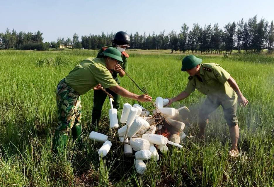 Lực lượng chức năng tiêu huỷ ngay tại chỗ những dụng cụ mồi con cò giả được làm bằng xốp.