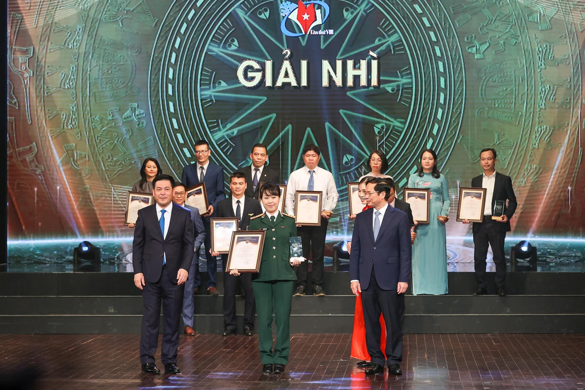 Ban Tổ chức trao giải Nhì cho các tác giả đạt giải.