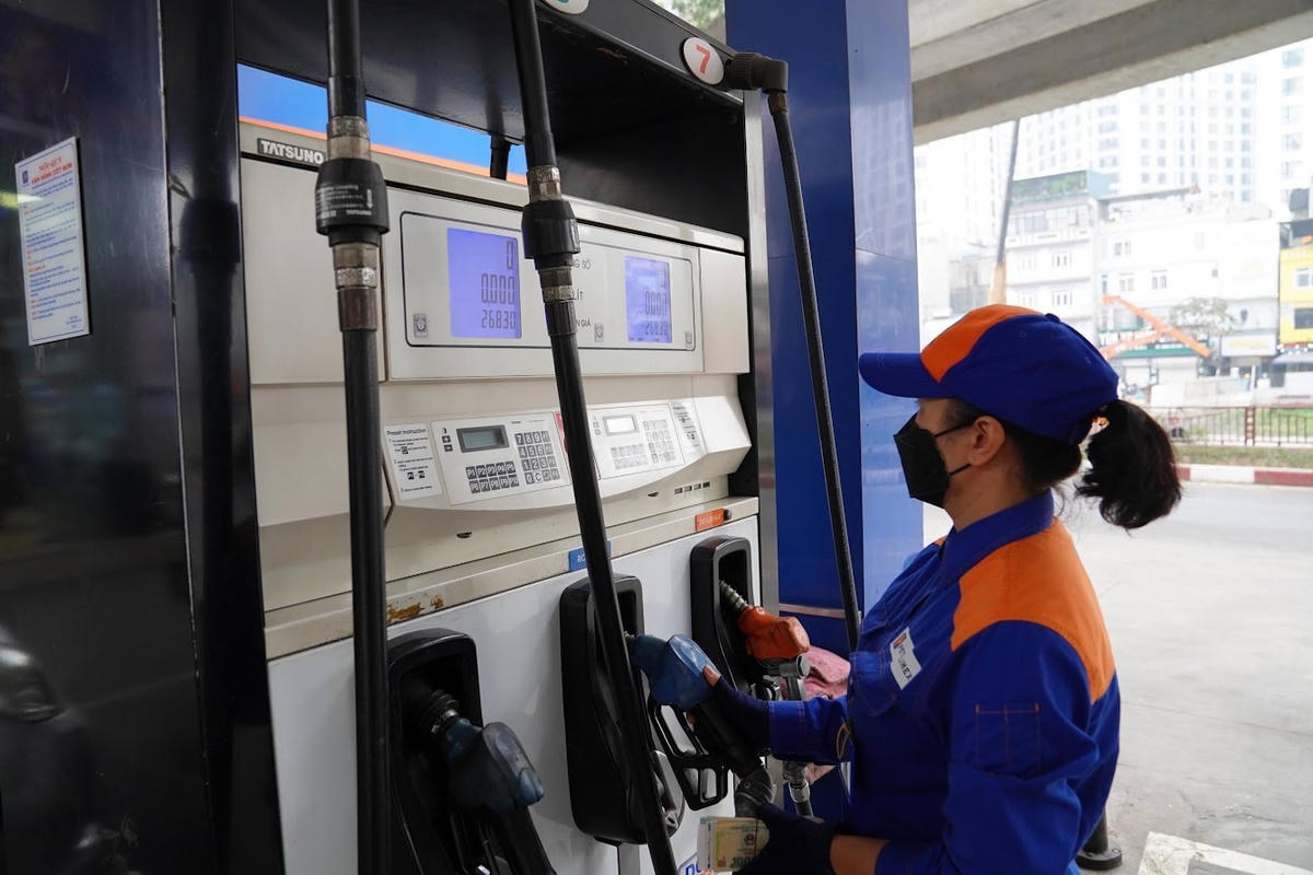 Cần phương án điều hành giá xăng dầu sát hợp với thị trường. Ảnh: Quang Vinh.