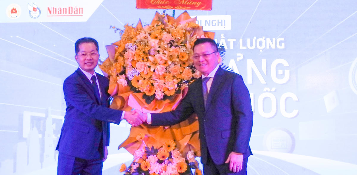 Ủy viên Trung ương Đảng, Bí thư Thành ủy, Trưởng đoàn ĐBQH TP Đà Nẵng Nguyễn Văn Quảng tặng hoa,chúc mừng Hội nghị. Ảnh: Thanh Tùng.
