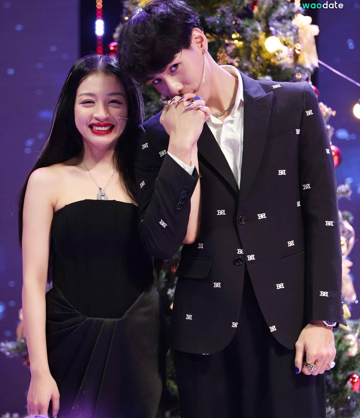 Cả 2 vô cùng hạnh phúc nắm tay nhau ra về. Ảnh: Perfect Universe.