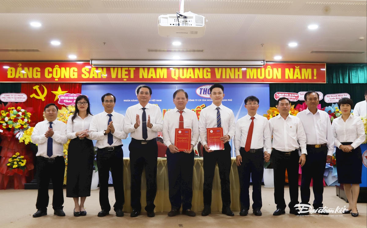 Lễ ký kết thỏa thuận tài trợ vốn tín dụng đầu tư của nhà nước cho Công ty Thạnh Phú Tân Hoàn Cầu JSC. Ảnh Trung Kiên