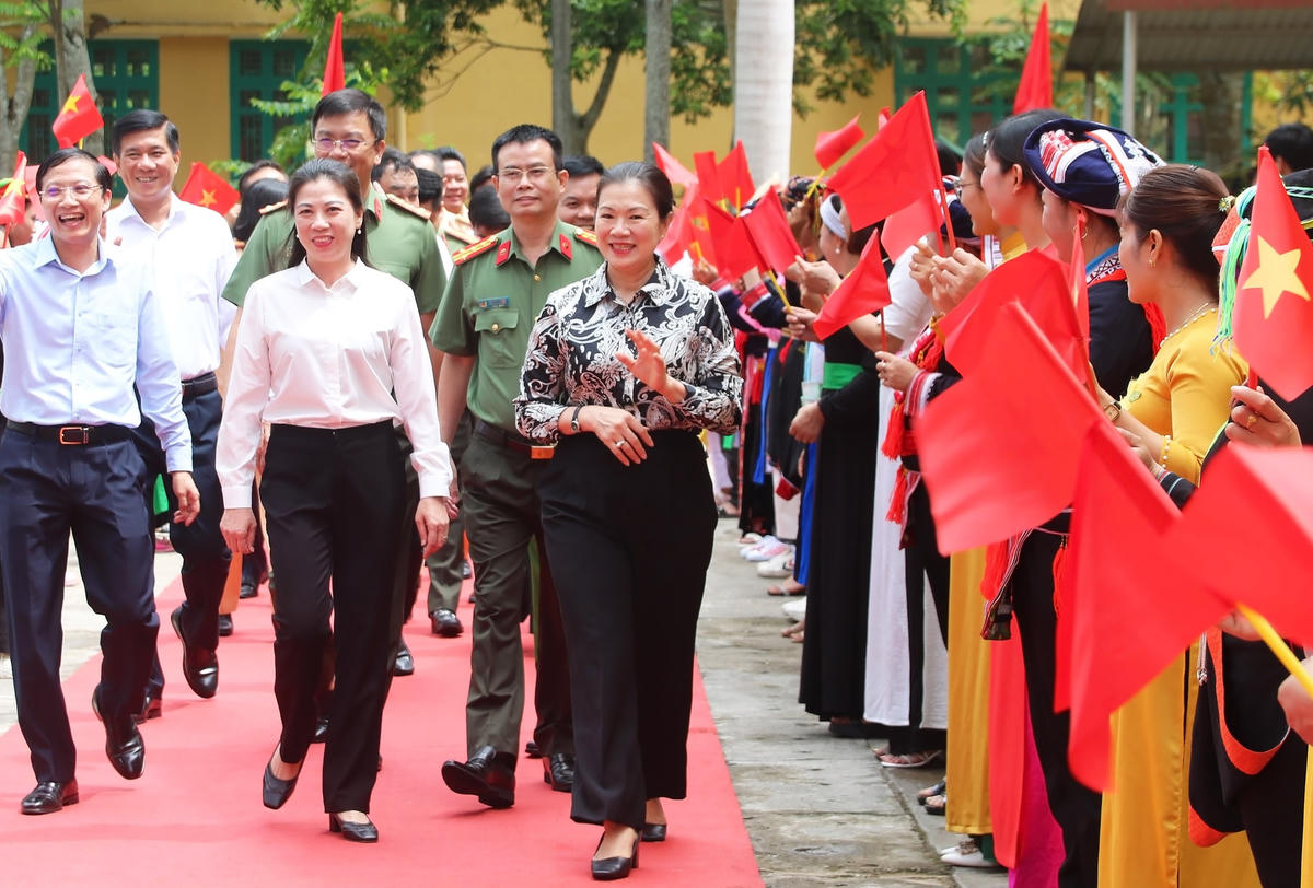 Phó Chủ tịch UBTƯ MTTQ Việt Nam Trương Thị Ngọc Ánh cùng các đại biểu tham dự Ngày hội "Toàn dân bảo vệ ANTQ" xã Yên Lâm.