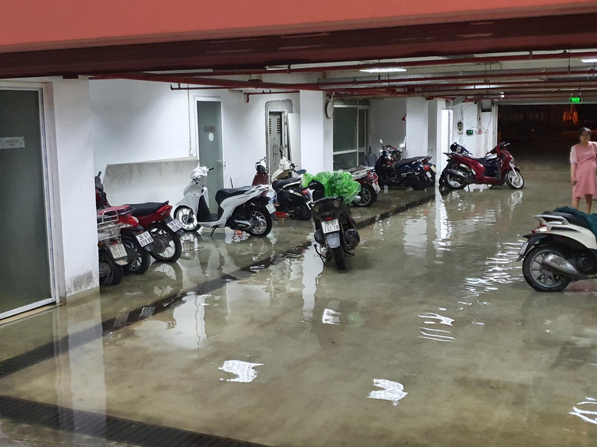 Hầm để xe của một toà nhà cũng ngập trong nước mưa.