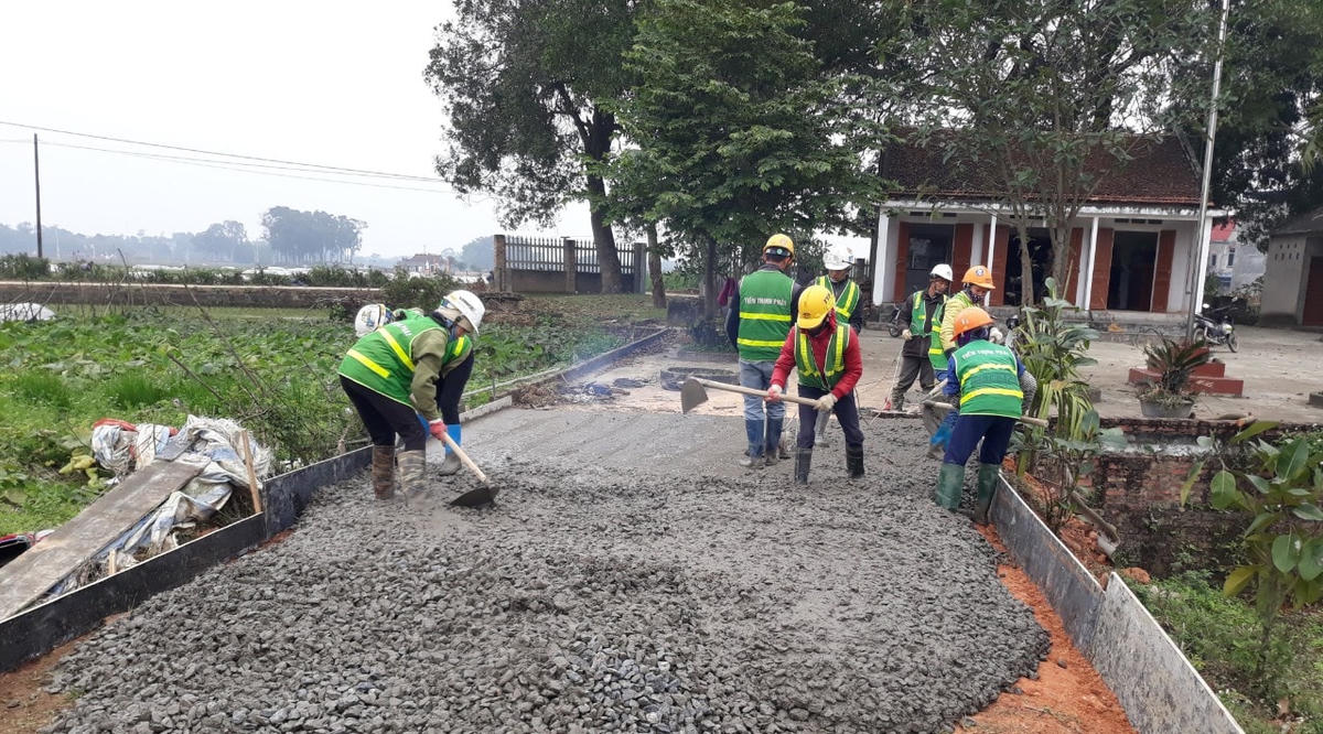 Người dân trên địa bàn TP Phổ Yên góp sức làm đường giao thông nông thôn.