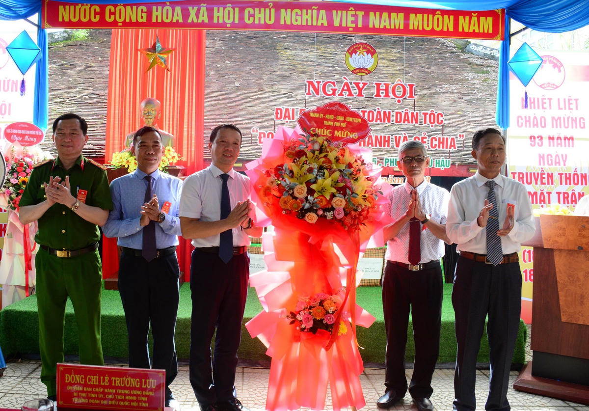 Đại diện lãnh đạo thành phố Huế tặng hoa chúc mừng người dân TDP 4 và 5.
